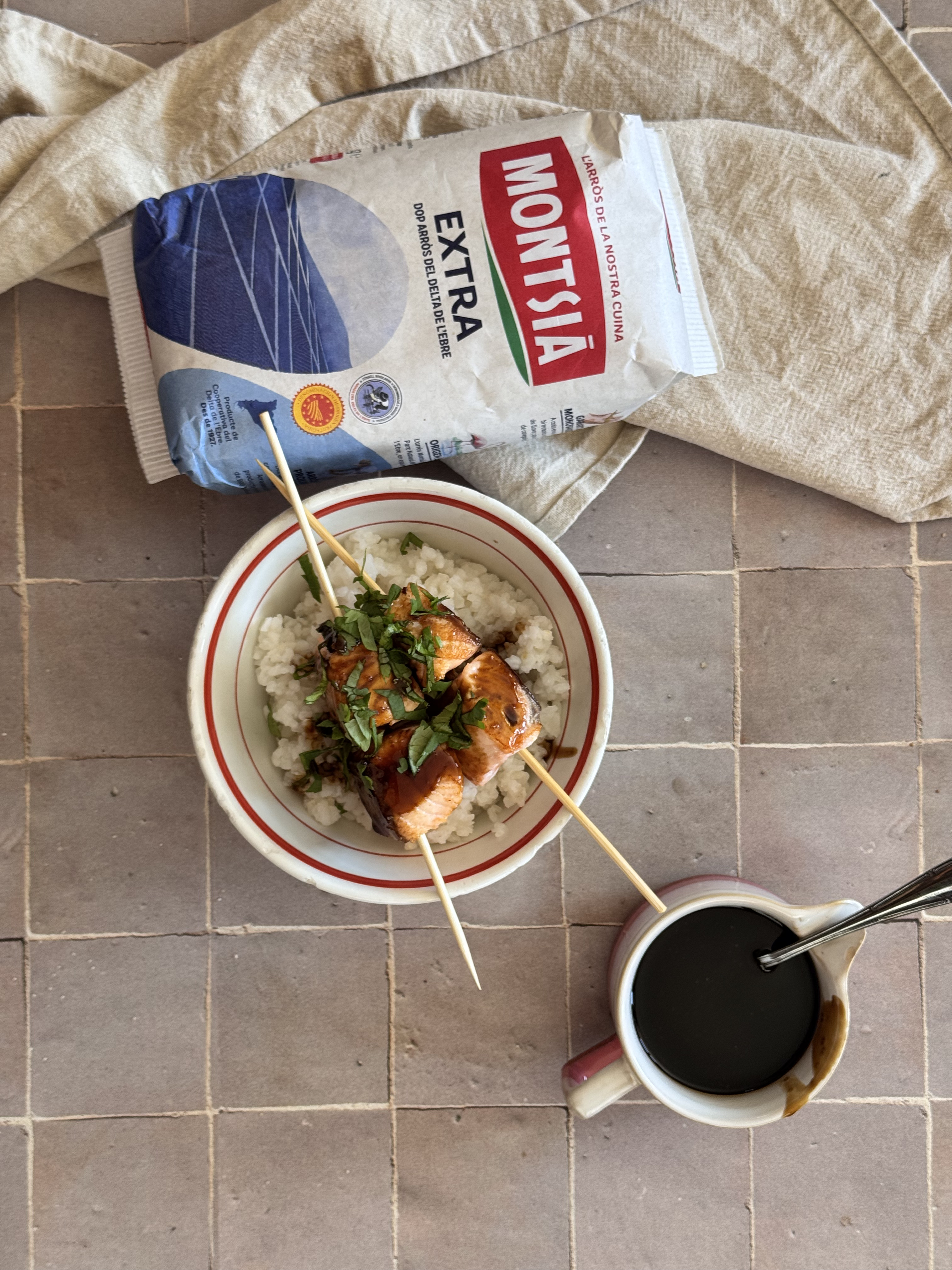 Arròs integral amb salmó i salsa teriyaki