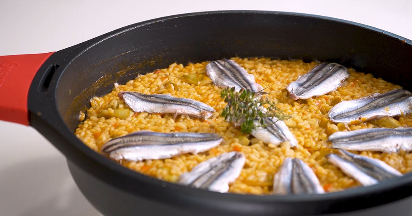 Arroz con alcachofas y boquerones