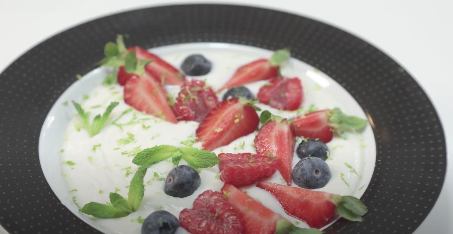 Arroz con leche de coco y fruta refrescante de temporada