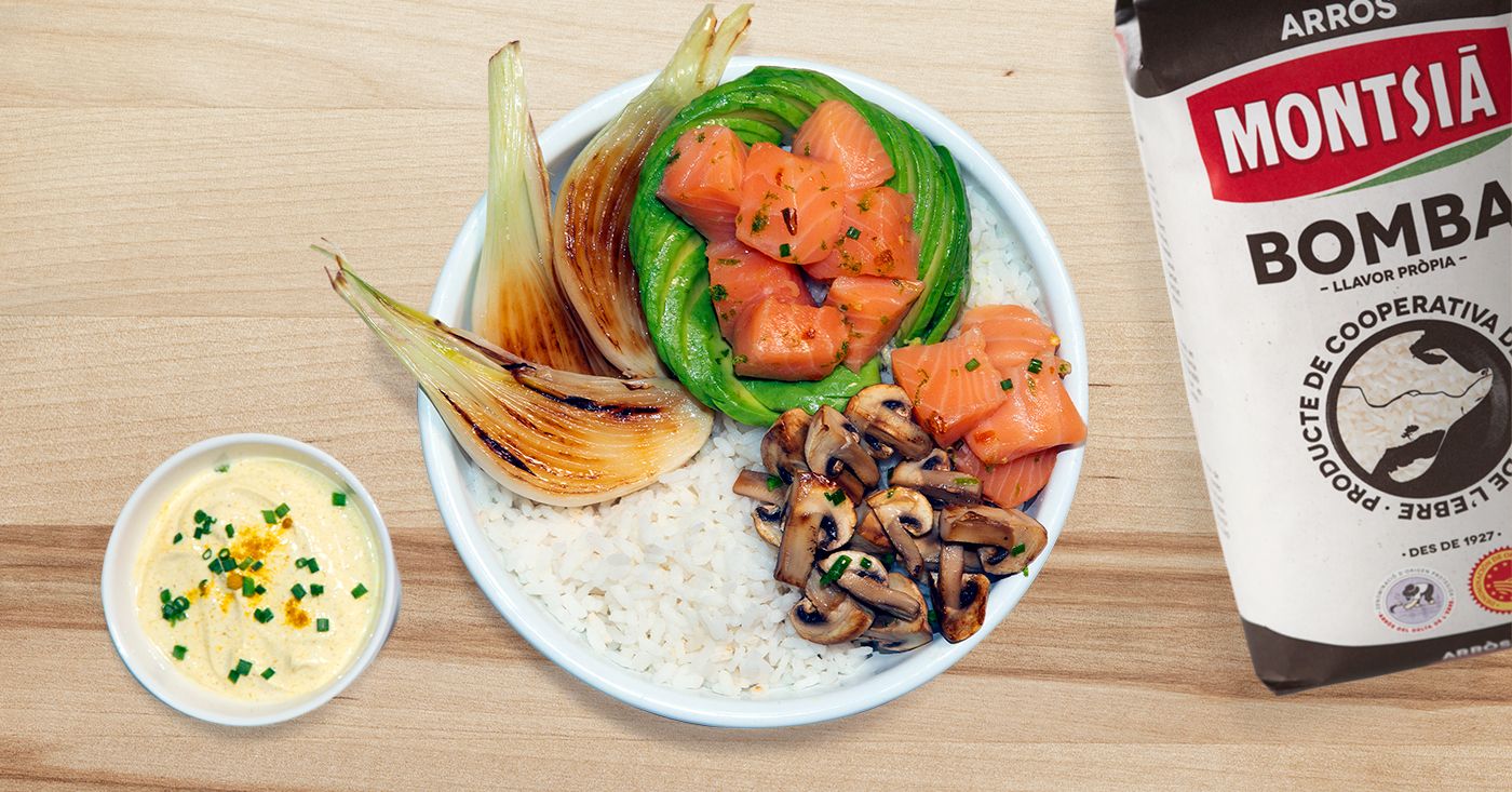 Delta Poké Bowl con salmón marinado picante y salsa de yogur al curry