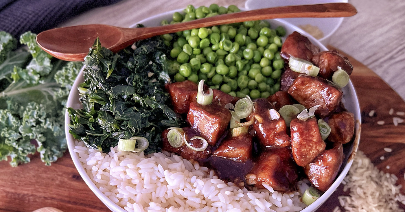 Delta Poké Bowl d'arròs vaporitzat amb porc caramel·litzat, kale i pèsols