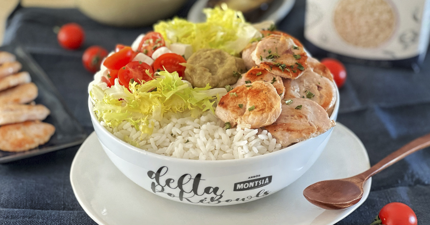 Delta Poké Bowl de arroz Carnaroli, pavo y feta con hummus de berenjena