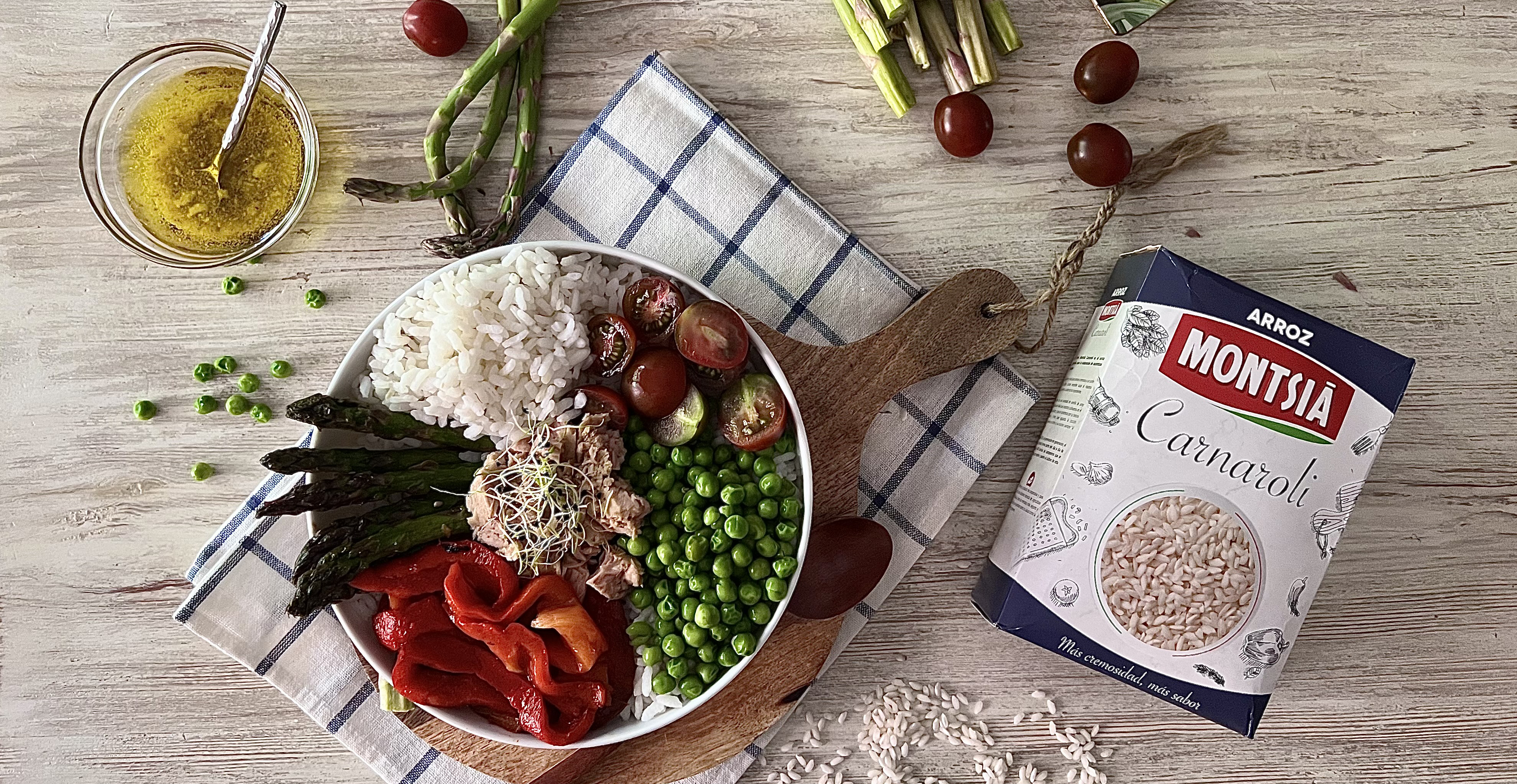 Delta Poke Bowl with green asparagus, peas, bell pepper and tuna fish