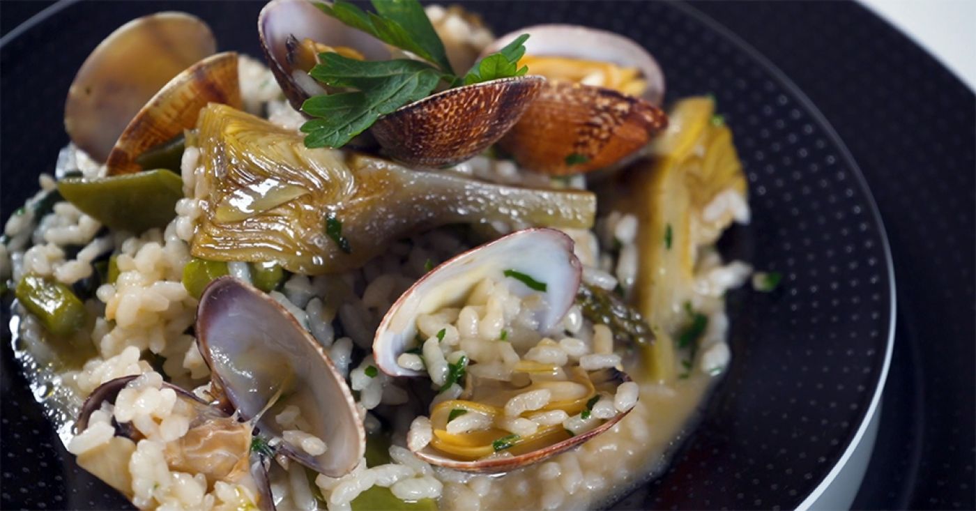 Rice with green vegetables and clams