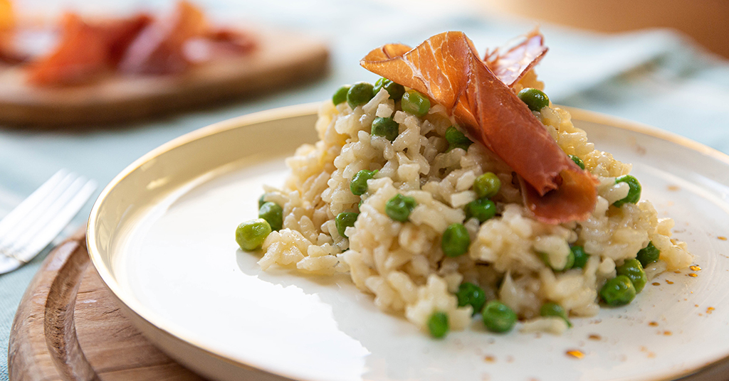 Salteado de arroz, jamón y guisantes